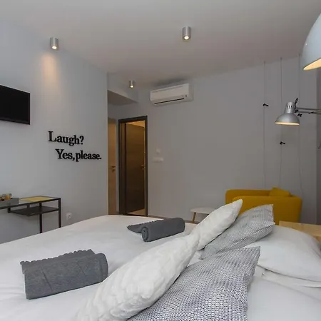 Vibe Apartment Split